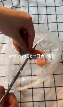 【夫に送る節約弁当】彩りおかずがぎっしり、鮭のカリッと焼きが主役の一皿が美味しそう