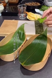 〈おにぎり〉からえび天がぴょこん！〈そば〉も詰まった【ボリューム弁当】の見栄えが抜群！