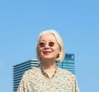 【76歳マダム】華やか！「バラ園」でのワンピースコーデがオシャレ「なんて綺麗なの」「お似合い」の声
