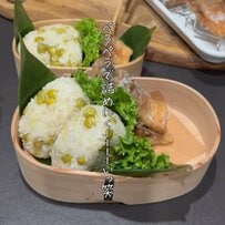 【夫弁当】彩り豊かな〈豆ごはんおにぎり弁当〉お豆がゴロゴロ入って美味しそう！お花みたいなウインナーも可愛い