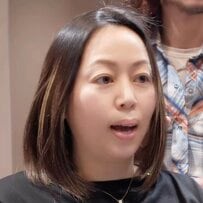 年齢に合うパーマをかけたい〈ストレートヘア〉の女性→おしゃれな〈くるくるなパーマスタイル〉に！「めっちゃいい！」と満足