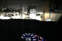 夜間に車を動かしたら…　フロントガラスの上から突然現れた「2つの手」にギョッとしてしまう