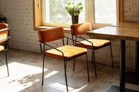 イギリスで目撃した「大人の男性が熱中するカフェ」に反響　ドアの先に広がる光景に「男の好みは世界共通」