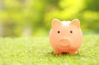 年金「月11万円」貯蓄はあるけど不安な67歳単身女性「節約しても光熱水費が高いです。年金一人暮らしの平均はいくらですか？」【グラフ解説付き】