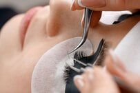 「初めてマツエク」をした女性　抜け落ちたまつ毛を見て気がついた「驚きの事実」が話題に