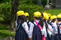 【エリア別】小学校の制服有無の割合は？教育費の現状と大学進学率の地域差を深堀り