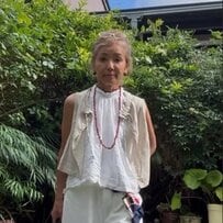 【60代マダムのコーディネート】白のワントーンが超おしゃれ！小物やスカーフベルトのアクセントが素敵