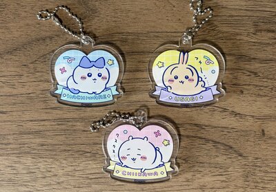 ダイソー、アクリルキーホルダーちいかわ・アクリルキーホルダーハチワレ・アクリルキーホルダーうさぎ筆者撮影写真