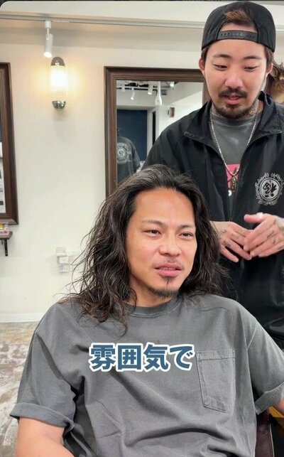 髭を生やし、胸下まで届くほどの、ウェーブのかかった長髪の男性の来店時の様子（ビフォー）