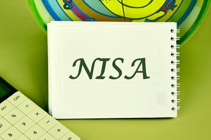 NISAで投資信託や株「今買って大丈夫？」投資タイミングに悩むのは自然なこと…【FP解説】銘柄選びとコスト見直し。40代会社員のリスク分散の考え方とは