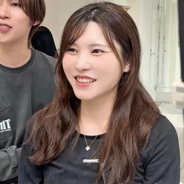 【人生初の縮毛矯正】癖に悩むロングヘア女性→プロにお任せで…美しい〈セミロングレイヤースタイル〉に！「可愛い！」と満足