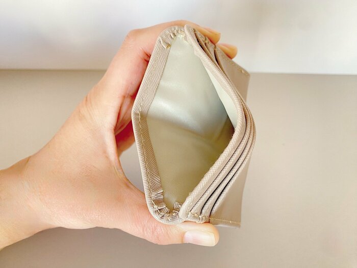 左右を持って少し力を入れると、パカッと開く