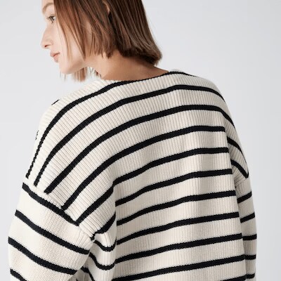 ふくらみがあって肌触りの良い素材を使用しているショートセーター