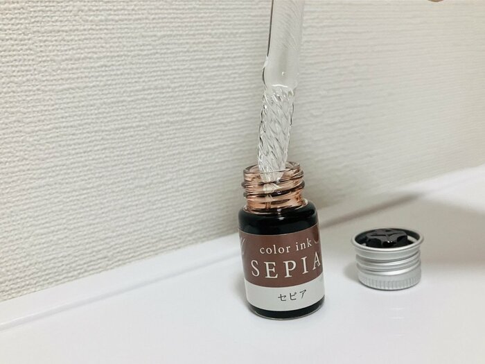 インク瓶の瓶底や縁にペン先をぶつけて折らないよう注意!