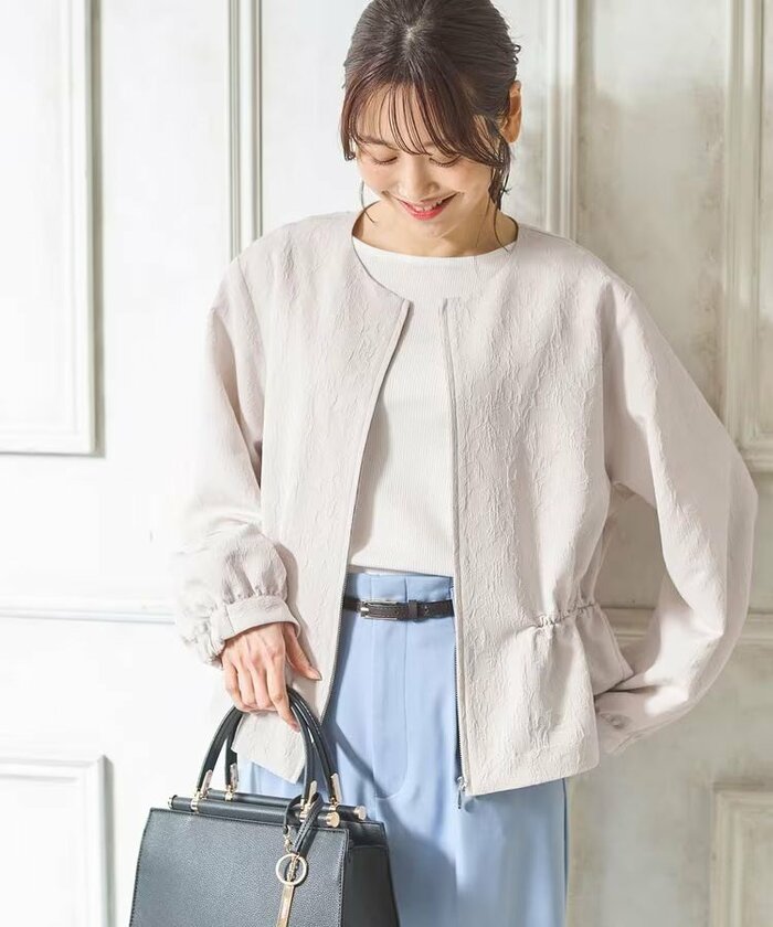 ふんわりとしたパフスリーブが特徴のブルゾン
