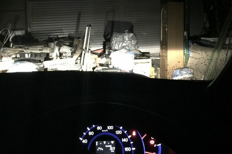夜間に車を動かしたら… フロントガラスの上から突然現れた「2つの手」にギョッとしてしまう