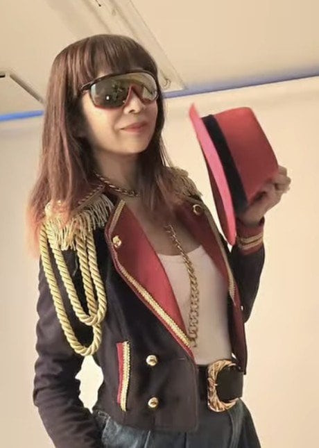 【69歳マダム】ナポレオンジャケットが主役の「マイケルコーデ」が素敵！着こなしに「絵になりますね」の声