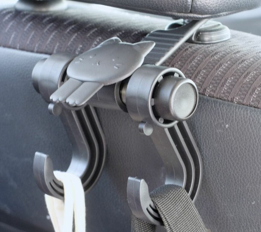 筆者撮影（セリア、車のシートフック ねこ）