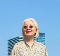 【76歳マダム】華やか！「バラ園」でのワンピースコーデがオシャレ「なんて綺麗なの」「お似合い」の声