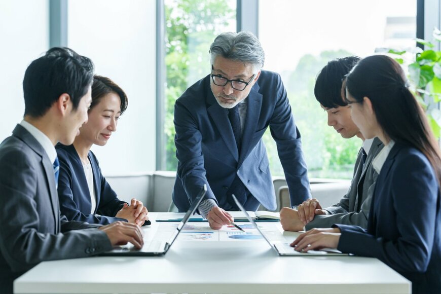 【業種別】課長と部長の割合は何パーセントか。「中間管理職」の平均年収も確認