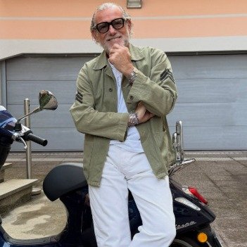 【海外イケオジ】無骨なミリタリーが爽やかに!? 白パンツが決め手のコーデ