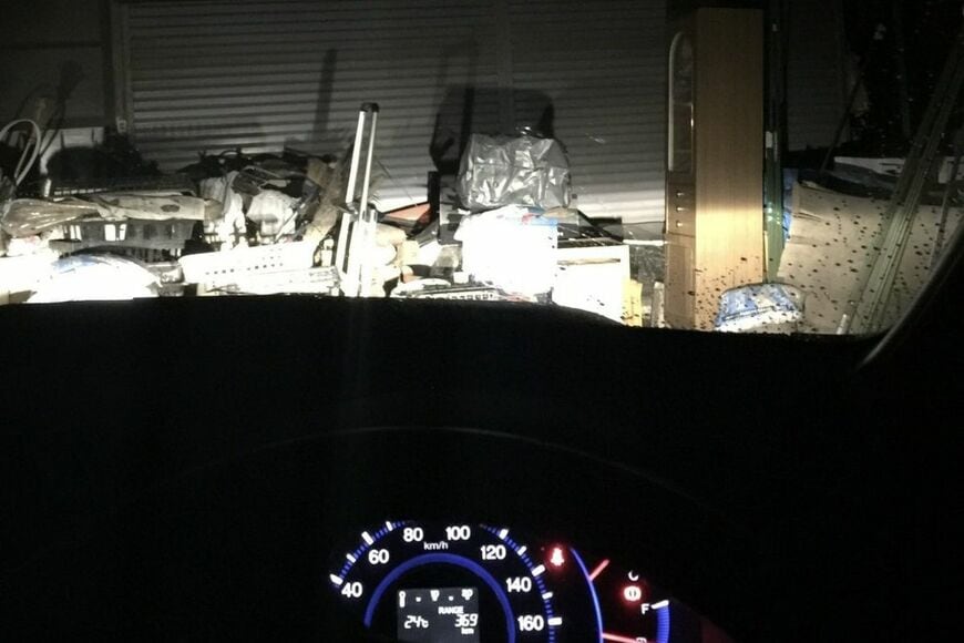 夜間に車を動かしたら…　フロントガラスの上から突然現れた「2つの手」にギョッとしてしまう