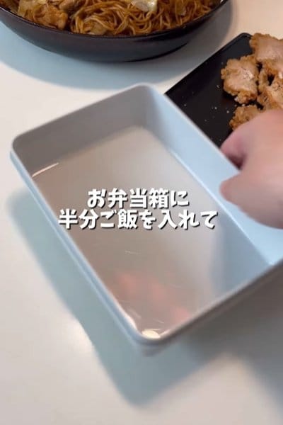 「なにかのご褒美?」焼きそばととりめしが詰まった〈茶色弁当〉がボリューム満点で美味しそう!