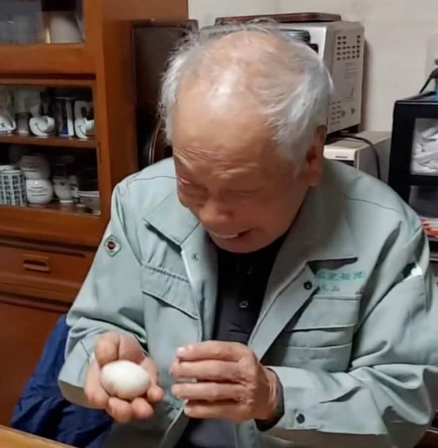 【80代夫婦】おばあちゃんの“あんこ餅”におじいちゃん歓喜！幸せな光景に癒される「絶対おいしい」「元気もらった！」