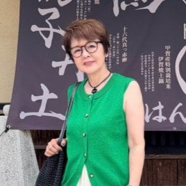 【60代マダムの夏コーデ】「ホワイト×グリーン」に黒小物を効かせた“爽やかファッション”　ハイセンスな着こなしに魅了