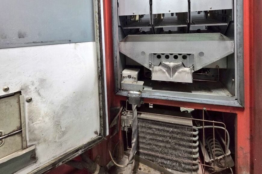 40年前に「故障した自動販売機」を開けてみると…　中から出てきた「飲料缶」に思わず目を疑う