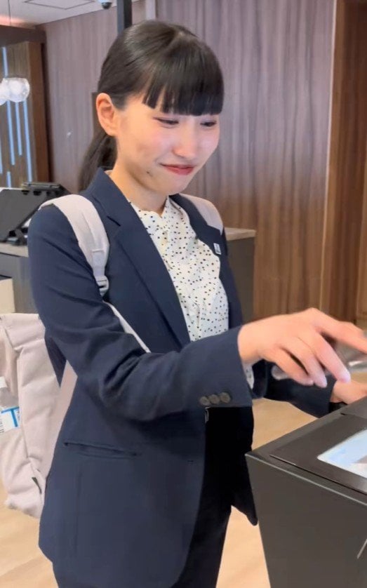 QRコードでチェックインする様子