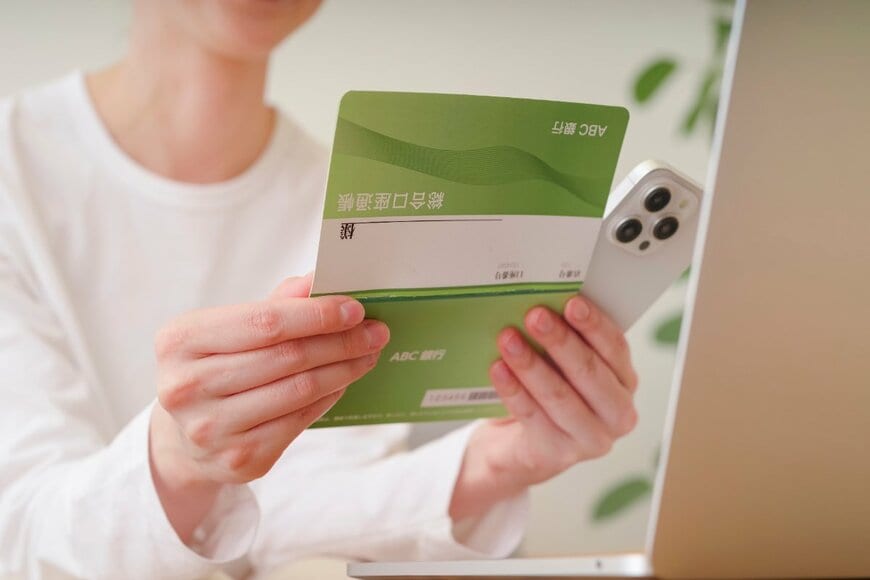 通帳を見る女性