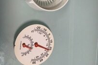 「え！中これだけ！？」壊れて発覚した温湿度計の動力 “たった2つの渦巻き”に驚きが隠せない…