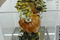 美しい「飴細工作品」をテーブルにぶつけてしまう→変わり果てた姿になったが…「その儚さが美しい」と3000万表示