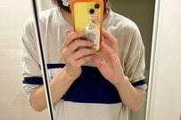 顔パック中の人間を警戒する犬　飼い主に向けられた視線に思わず笑ってしまう