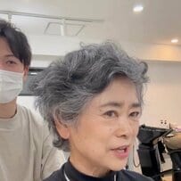 絶壁に悩む女性が「短め」にしたら…素敵なマダムが誕生！「本当に…来て良かった」と感激