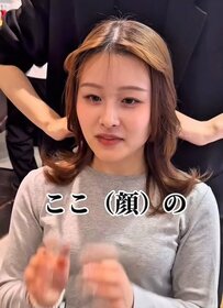 顔の余白と髪を結んだときの隙間に悩む女性「顔周りカット」でイメチェン　素敵なヘアスタイルに見惚れる