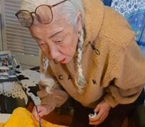【72歳おばあちゃん】イエローのアウターに「お絵描き」→一筆書きで仕上げた人気キャラクターの完成度に思わず二度見！