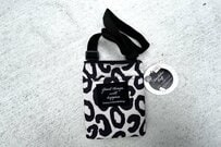 【キャンドゥ】仕分け多い〈アニマル柄サコッシュ〉スマホがちょうど入る《購入レビュー》