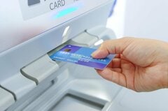 もし11月9日以降も年金を「ゆうちょ」で受け取るなら、通常貯金の金利引き上げで利息は増えるのか。手続きなしで年「0.5％」が適用