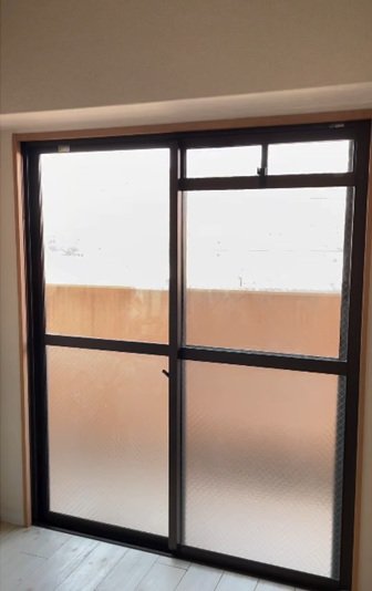 変身前の寝室の窓