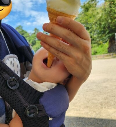 アイスをシャクシャクしていた1歳児