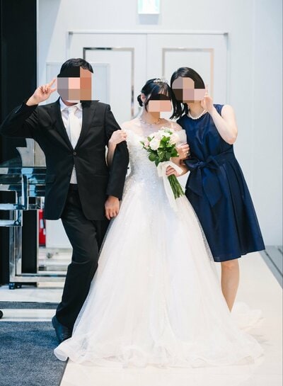 の妹のポーズを復習して同じポーズをとる兄
