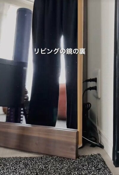 配線がむき出しになっていた鏡の裏側
