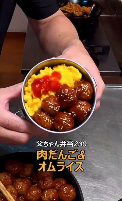 肉だんごとオムライスを詰めた、完成のお弁当