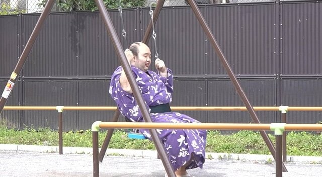 【お相撲さんの散歩】「優しい世界♡」大きなお尻でブランコに苦戦？お相撲さんのオフの過ごし方を紹介した「お散歩」に心が癒される