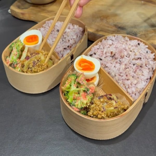 50代の妻が作る【夫弁当】インパクト抜群な「油淋鶏弁当」　詰めては寄せる〈ぎゅうぎゅう詰め〉のワザにも注目