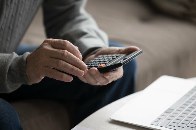 【男女別】「中間管理職の賃金」はいくら？部長・課長・係長の平均賃金をチェック！《中間管理職の悩み》上位3つとは？