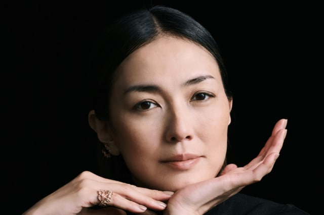 憧れの「ミモザ」も！板谷由夏が自宅庭を紹介「春爛漫」「お花がいっぱいのお庭」「癒されました」の声 トキワマンサク、姫りんごの花も