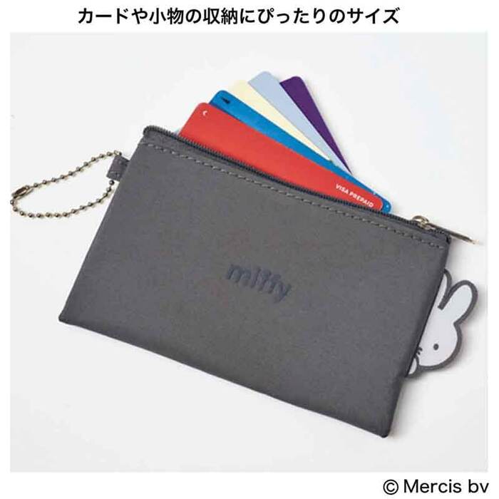 カードや小物が入るポーチ付き